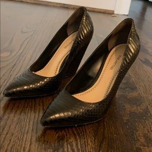 Pour la Victoire ‘Mai’ snakeskin wedges